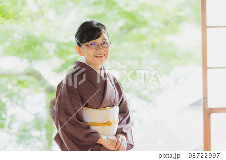 茶色い色無地　シニア女性　着物 93722997