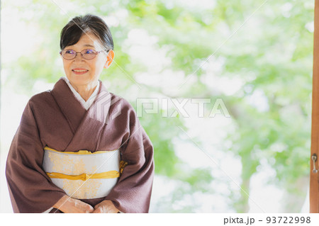 茶色い色無地　シニア女性　着物 93722998