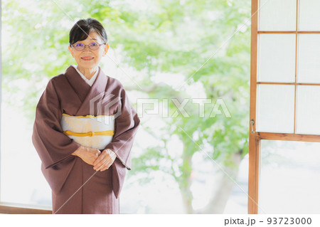 茶色い色無地　シニア女性　着物 93723000