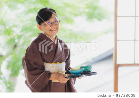 茶色い色無地　シニア女性　着物 93723009