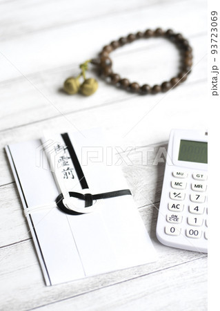 御霊前と電卓　香典 93723069