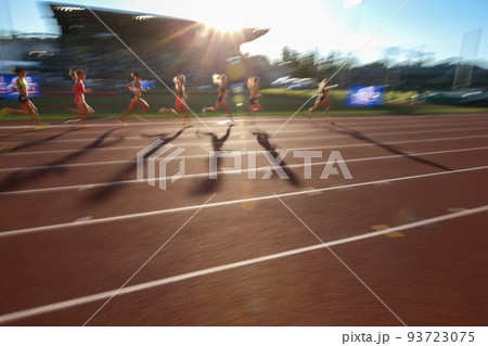 陸上競技でトラックを走る選手と影 陸上競技でトラックを走る選手と影 93723075