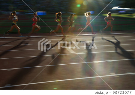 陸上競技でトラックを走る選手と影 陸上競技でトラックを走る選手と影 93723077