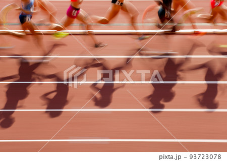 陸上競技でトラックを走る選手と影 93723078