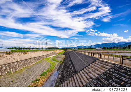 夏のあづみの排水路と自然風景  夏のあづみの排水路と自然風景  93723223
