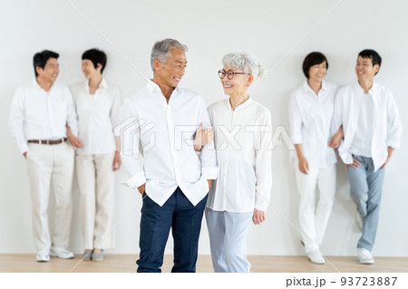 ミドル世代　シニア世代　カップル 93723887