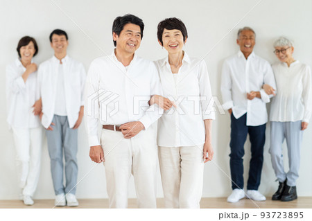 ミドル世代　シニア世代　カップル 93723895