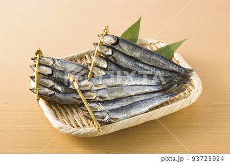 ザルに盛り付けためざし 93723924