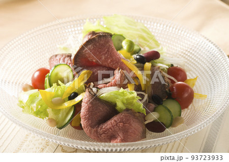 器に盛り付けたローストビーフサラダ 93723933