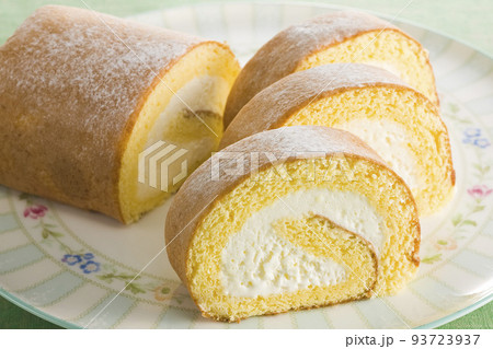 器に盛り付けてカットしたロールケーキ 93723937