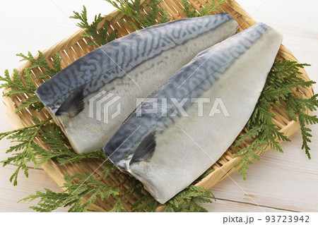 ザルに盛り付けた塩サバ 93723942