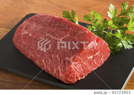 器に盛り付けた生の牛ヒレ肉 93723953