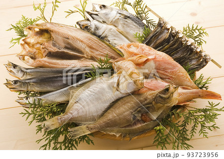 ザルに盛り付けた魚の干物 ザルに盛り付けた魚の干物 93723956