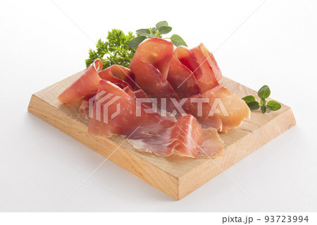 カッティングボードに盛り付けた生ハム 93723994