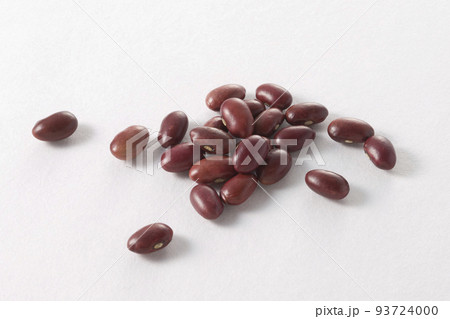 白い背景の大正金時豆 93724000