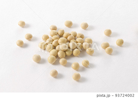 白い背景の大豆 93724002