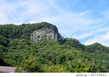 大磯小磯地区 峰山集落から見る天狗岩【山梨県身延町】 大磯小磯地区 峰山集落から見る天狗岩【山梨県身延町】 93724013