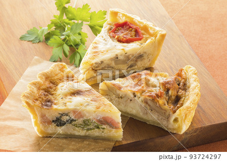 カッティングボードの上のカットされた3種類のキッシュ カッティングボードの上のカットされた3種類のキッシュ 93724297