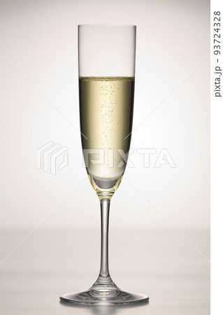 シャンパングラスに入ったシャンパン 93724328