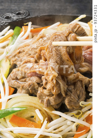 焼いているジンギスカンの肉を持ち上げている 93724331