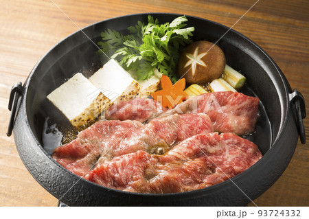 すき焼き鍋ですき焼きを焼いている 93724332