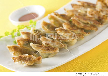 皿に盛られたひとくち焼き餃子 皿に盛られたひとくち焼き餃子 93724382