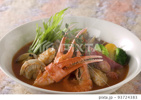器に盛られた湯気の上っているブイヤベース 器に盛られた湯気の上っているブイヤベース 93724383