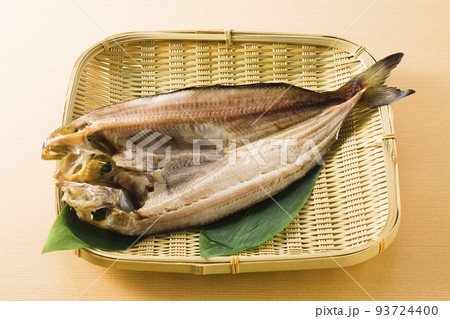 ざるに盛られたホッケの開き 93724400