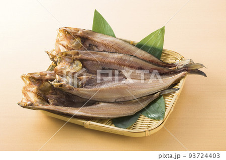 ざるに盛られたホッケの開き ざるに盛られたホッケの開き 93724403