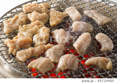 七輪の炭火の上のホルモン焼き肉 93724405