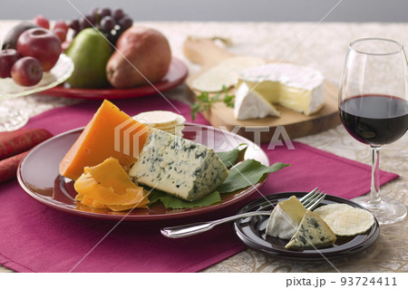 チーズとワインとフルーツのテーブルのイメージ 93724411