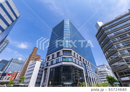 日本橋兜町「KABUTO ONE」のビルディングと「兜町」交差点の風景 93724680