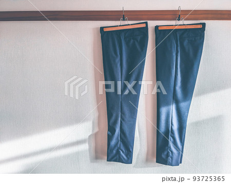 壁にかけられた男性もののズボン 93725365