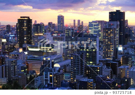 トワイライト黄昏マジックアワーのタワーマンションとビル群 93725718