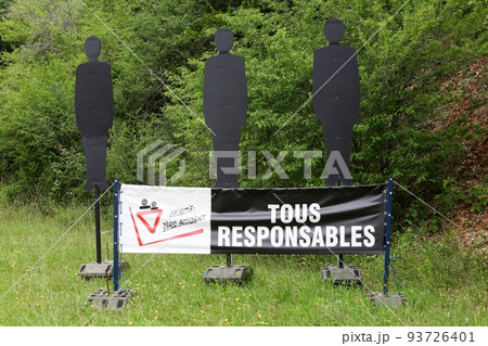 Goal zero accident, all responsible sign on a road in France called objectif zero accident, tous responsables in French language 93726401