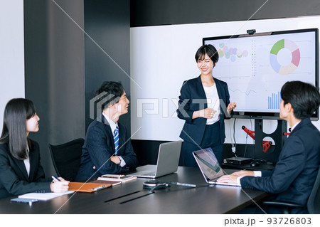 会議室でミーティングをするビジネスパーソン 93726803