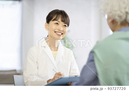 シニア女性の問診をする女性医師 93727720