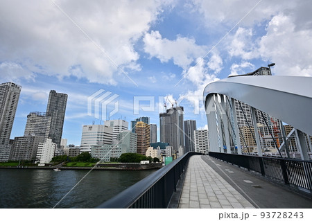 築地大橋より眺める隅田川の流れと高層ビル群 93728243