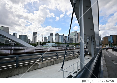 工事中の築地大橋より眺める東京タワー周辺と夏の空 93728250