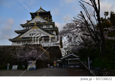 日本の大阪府 春の大阪城 満開の桜と立派な天守閣 入城ゲートと切符売り場 日本の大阪府 春の大阪城 満開の桜と立派な天守閣 入城ゲートと切符売り場 93728622
