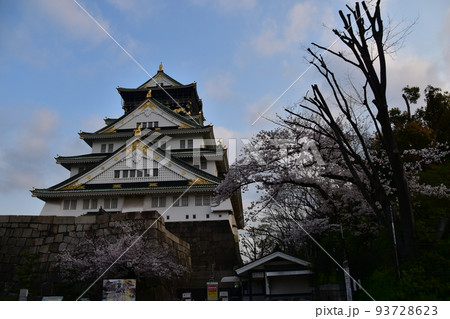 日本の大阪府　春の大阪城　満開の桜と立派な天守閣　入城ゲートと切符売り場 93728623