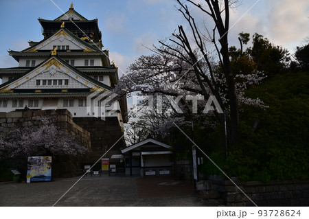 日本の大阪府 春の大阪城 満開の桜と立派な天守閣 入城ゲートと切符売り場 日本の大阪府 春の大阪城 満開の桜と立派な天守閣 入城ゲートと切符売り場 93728624