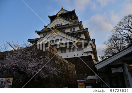 日本の大阪府 春の大阪城 満開の桜と立派な天守閣 入城ゲートと切符売り場 日本の大阪府 春の大阪城 満開の桜と立派な天守閣 入城ゲートと切符売り場 93728635