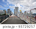工事中の築地大橋東詰より眺める隅田川と高層ビル群 93729257