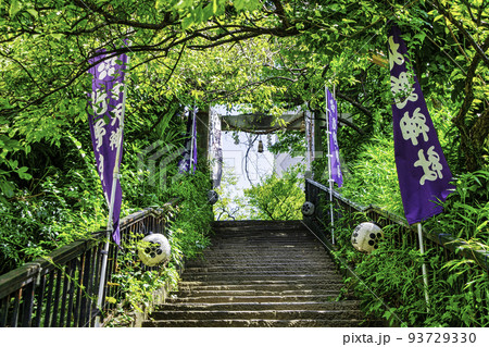 東京都　「牛天神」北野神社　石鳥居への石段 93729330