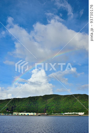 奄美大島 雨上がりの青空に架かる虹 奄美大島 雨上がりの青空に架かる虹 93730176