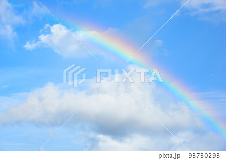 奄美大島　雨上がりの青空に架かる虹 93730293