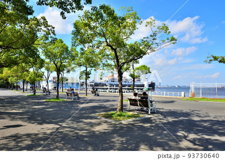 木陰が涼しげな真夏日の横浜山下公園 木陰が涼しげな真夏日の横浜山下公園 93730640