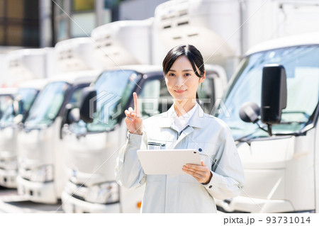 運送業のビジネスウーマン　 93731014