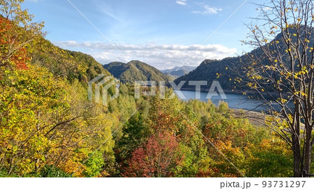 第四展望台から見るさっぽろ湖と紅葉【北海道・札幌】 93731297